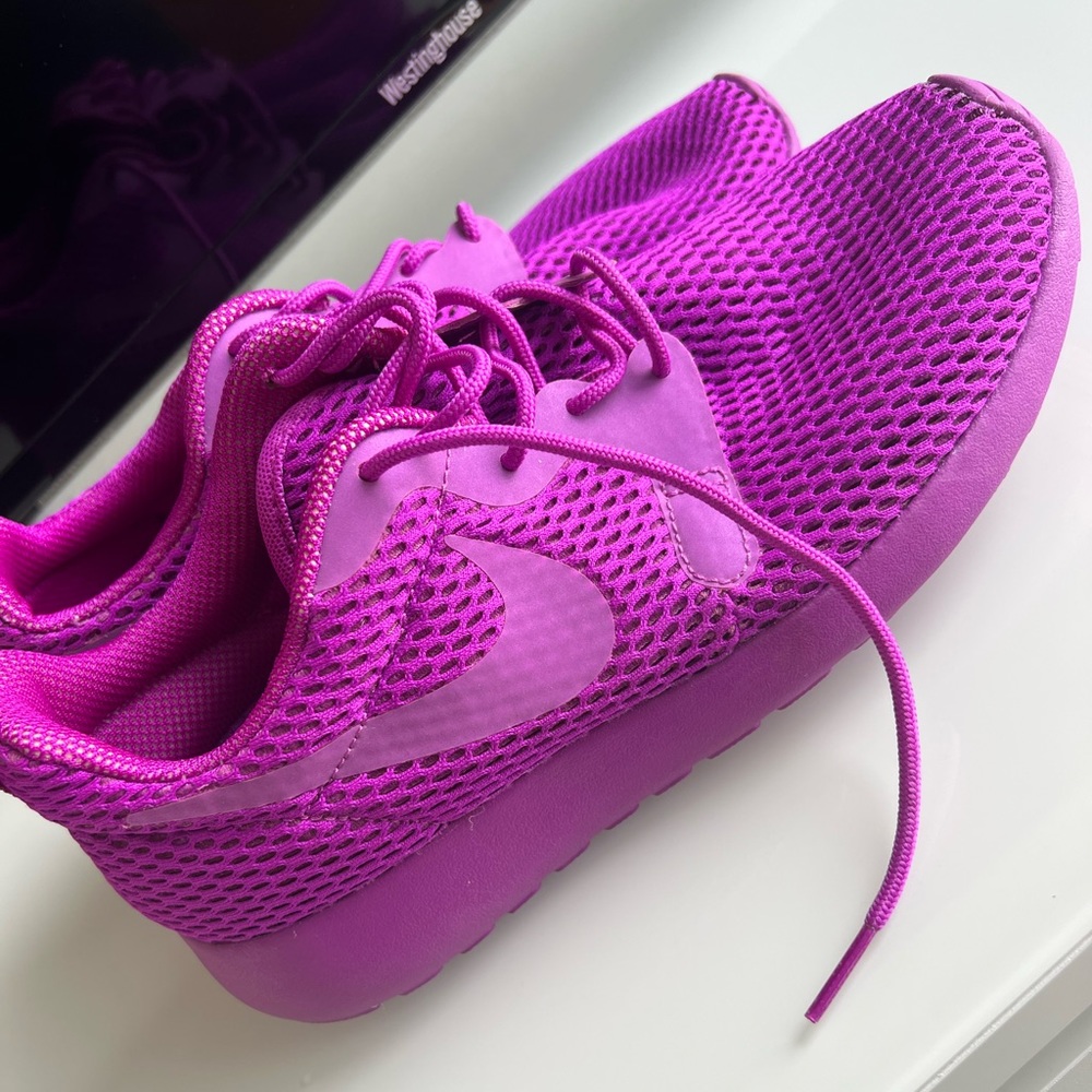 Brand new woman’s Nikes! Worn maybe once?